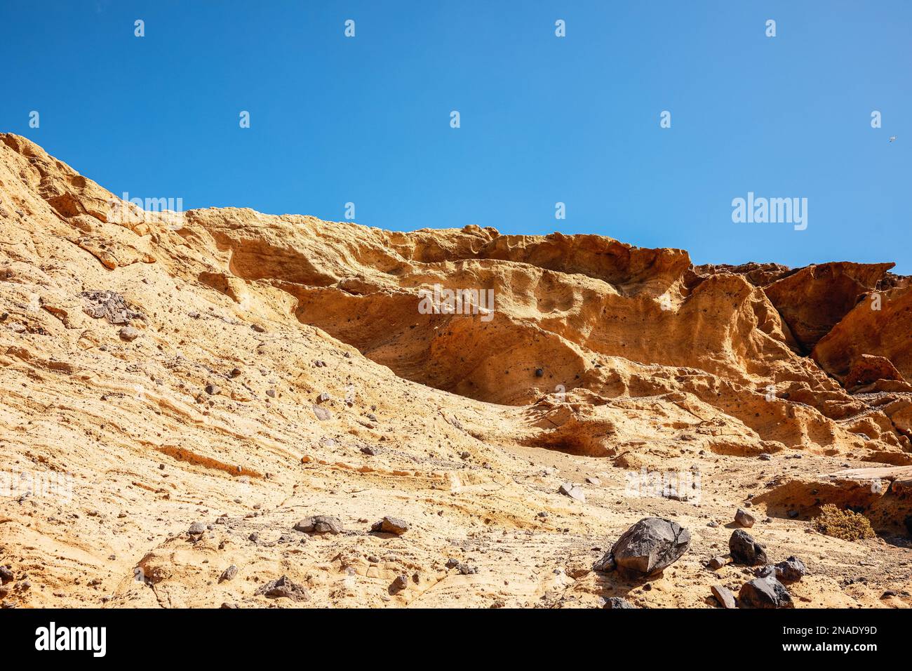 Landschaft aus Sand und vulkanischen Bergen mit Höhlen auf den kanarischen Inseln Stockfoto
