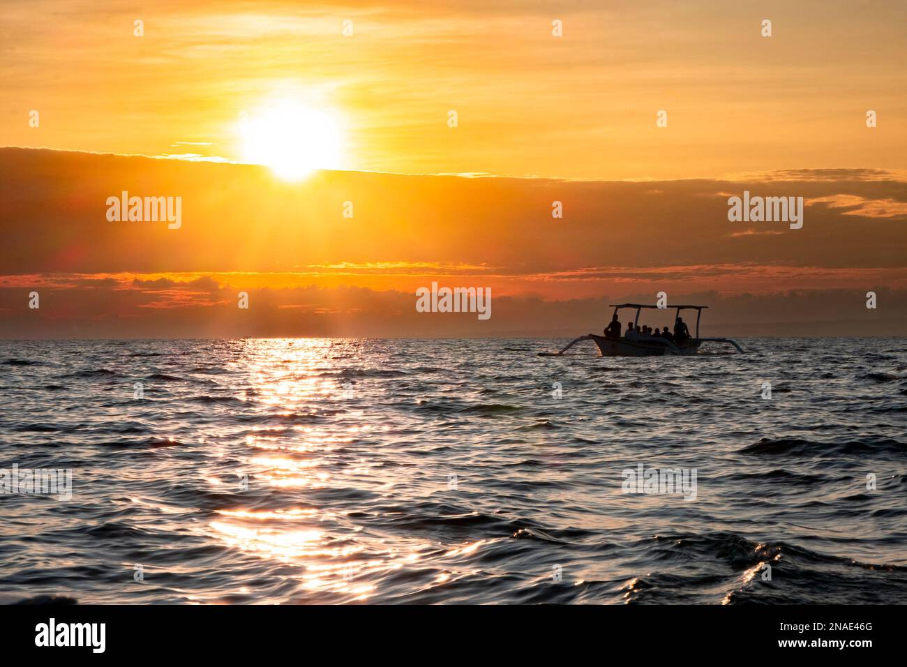 Ein Silhouette-Segelboot auf dem Meer mit Sonnenaufgang oder Sonnenuntergang im Hintergrund am Lovina Beach, Bali. Stockfoto