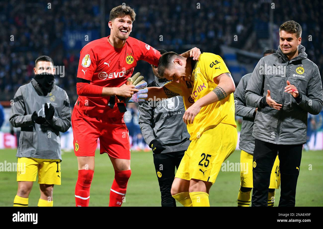 DFB Pokal, Vonovia Ruhrstadion Bochum: VfL Bochum vs. Bor. Dortmund; Gregor Kobel (BVB) und Niklas Süle (BVB) feiern Stockfoto