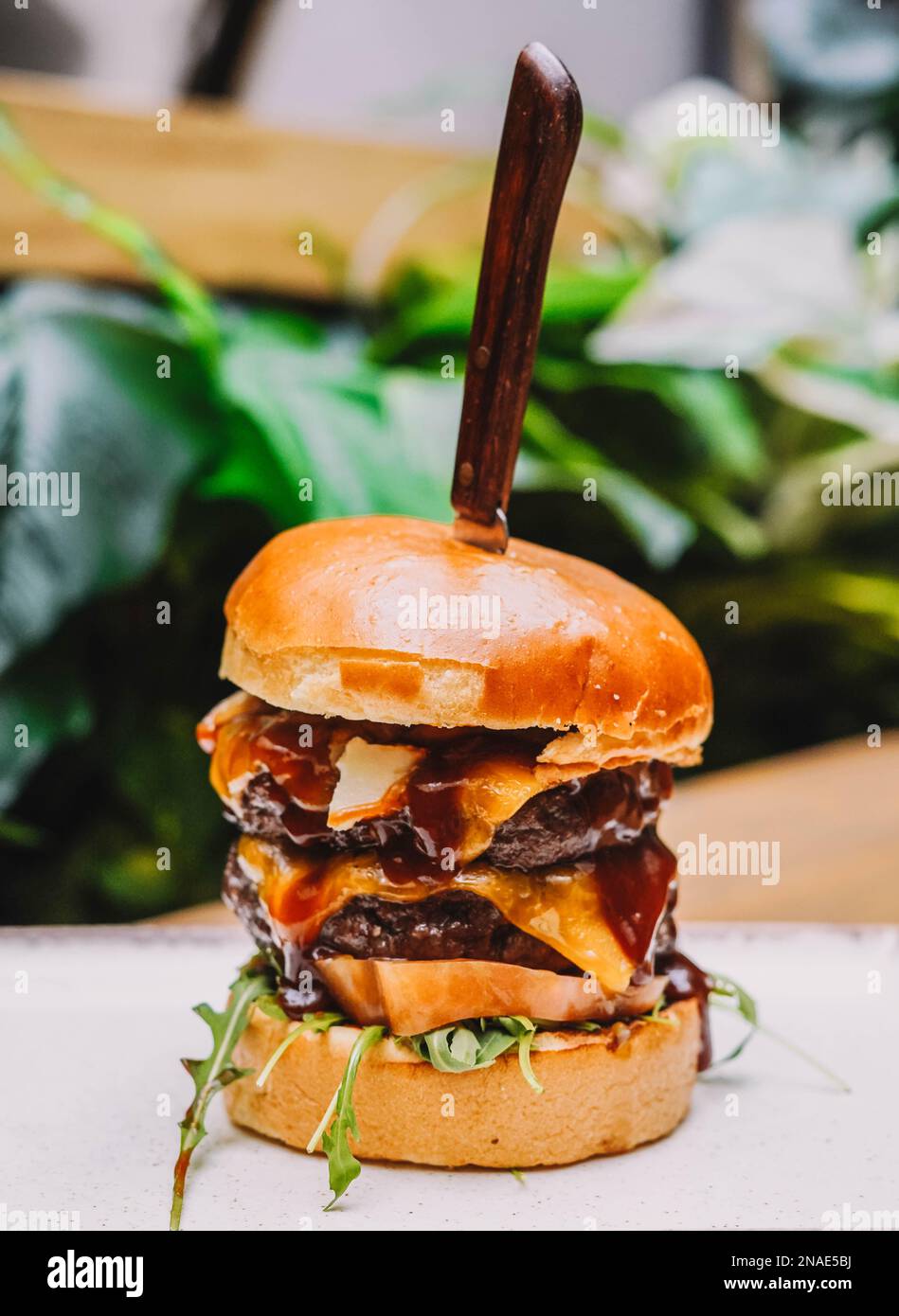 Super Doppelburger mit extra Cheddar Käse Stockfoto