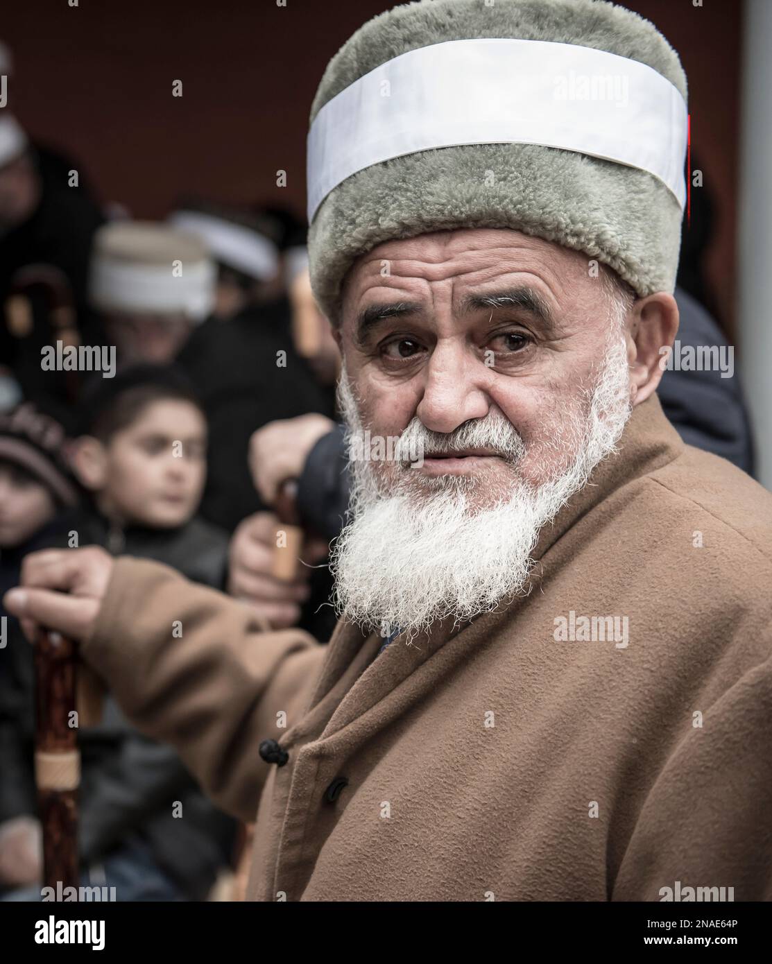 Nahaufnahme eines Kunta-Haji-Sufis mit anderen im Hintergrund; Grosny, Tschetschenien, Russland Stockfoto