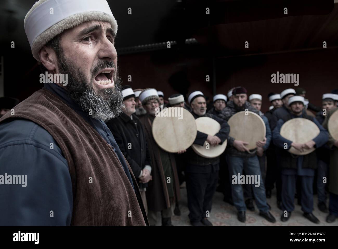 White hat sufi spielt seinen daf; Tschetschenien, Russland Stockfoto