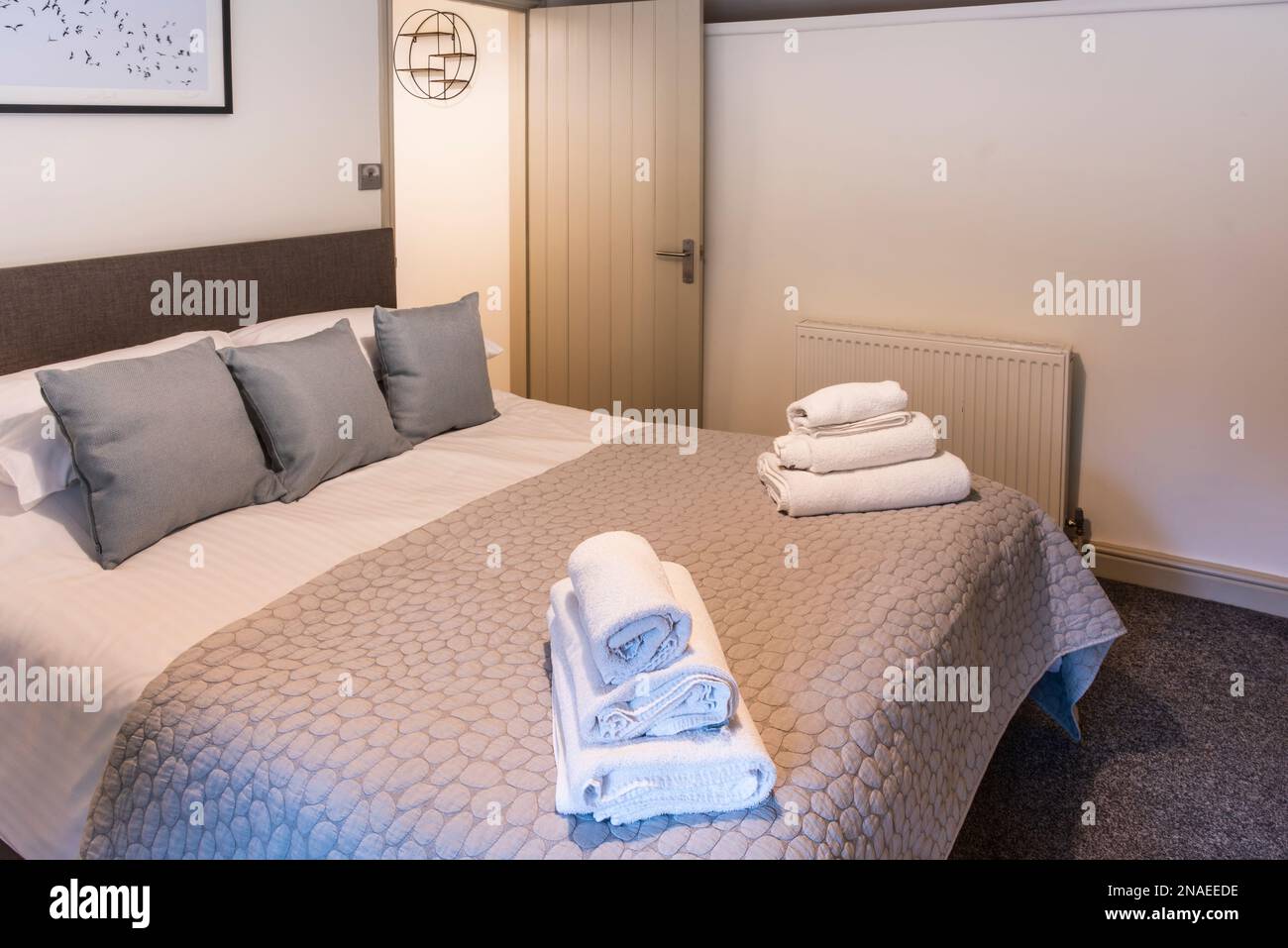 Ein Schlafzimmer in einem airbnb-Hotel ist zur Miete in Newquay in Cornwall in Großbritannien verfügbar. Stockfoto