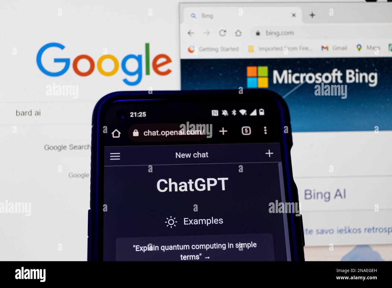 Vilnius, Litauen - 2023. Februar 13: OpenaAI ChatGPT, Microsoft Bing und Google Bard auf Bildschirmen. Stockfoto