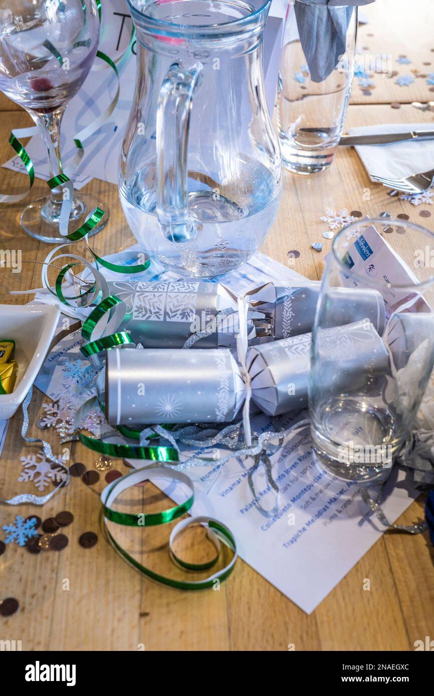 Die Überreste einer Weihnachtsmahlzeit wurden auf einem ungeklärten Tisch in einem Restaurant zurückgelassen. Stockfoto