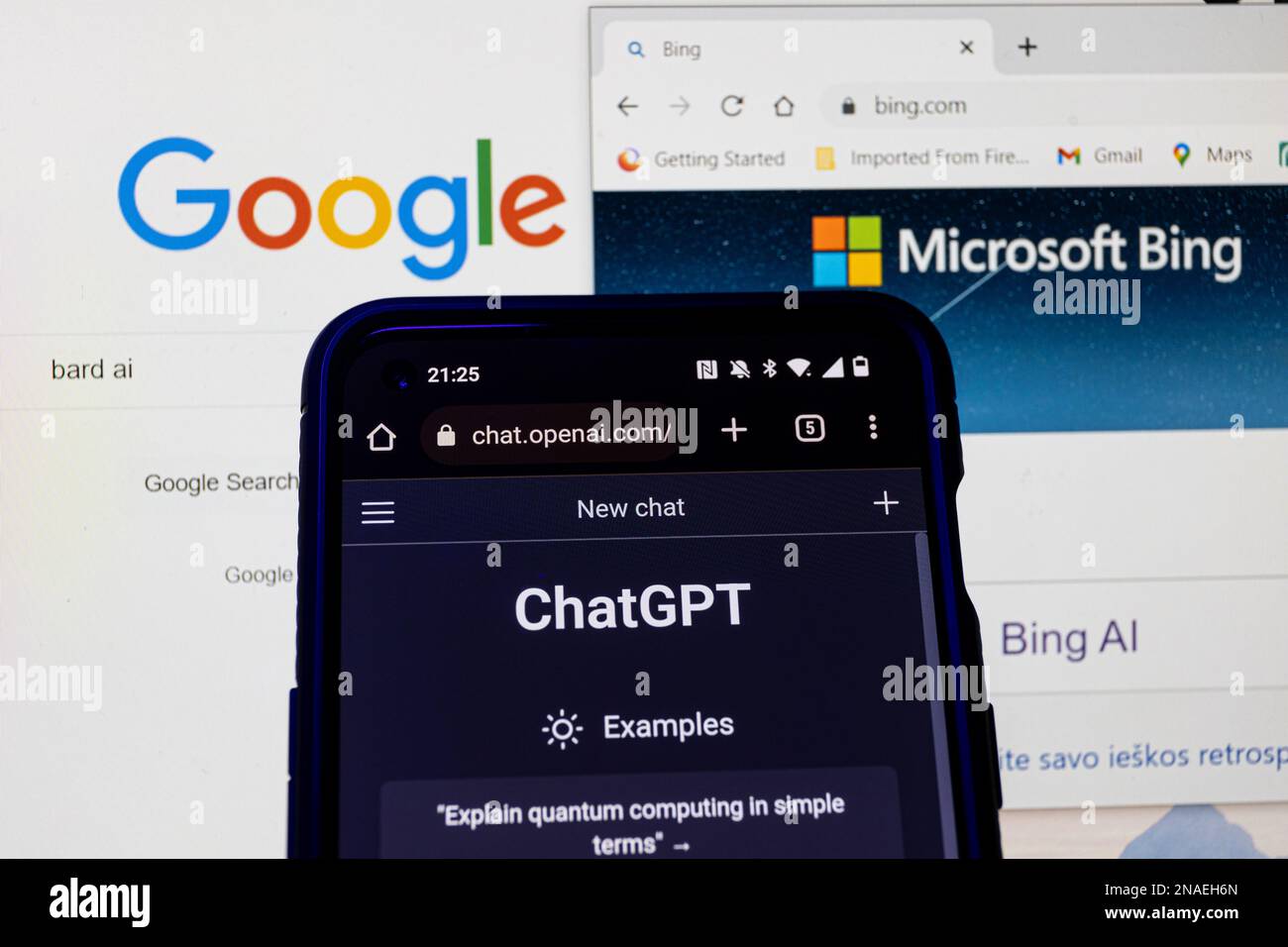 Vilnius, Litauen - 2023. Februar 13: OpenaAI ChatGPT, Microsoft Bing und Google Bard auf Bildschirmen. Stockfoto