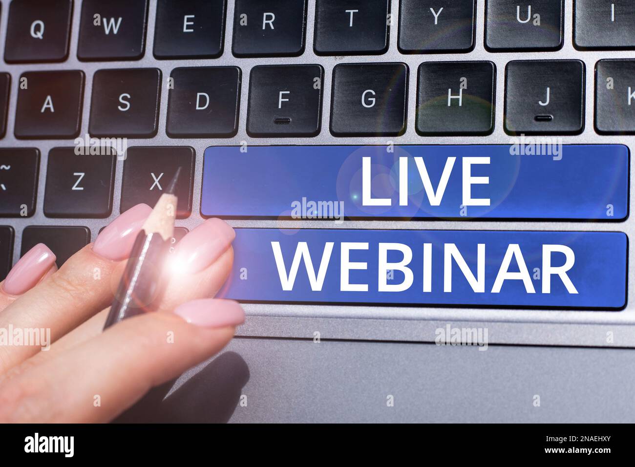 Schild mit Anzeige des Live-Webinars. Word für interaktives Seminar, das in Echtzeit über das Internet übertragen wird Stockfoto