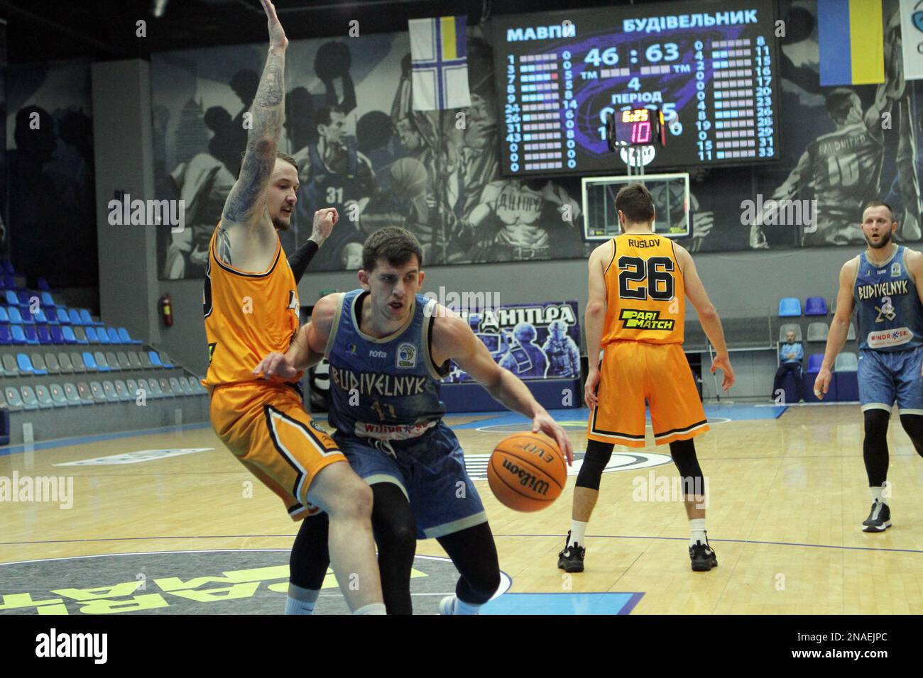 DNIPRO, UKRAINE - 10. FEBRUAR 2023 - Point Guard Andrii Khokhonyk (R) von BC Budivelnyk Kiew und Forward Dmytro Sorochan von BC Cherkaski Mavpy sind See Stockfoto