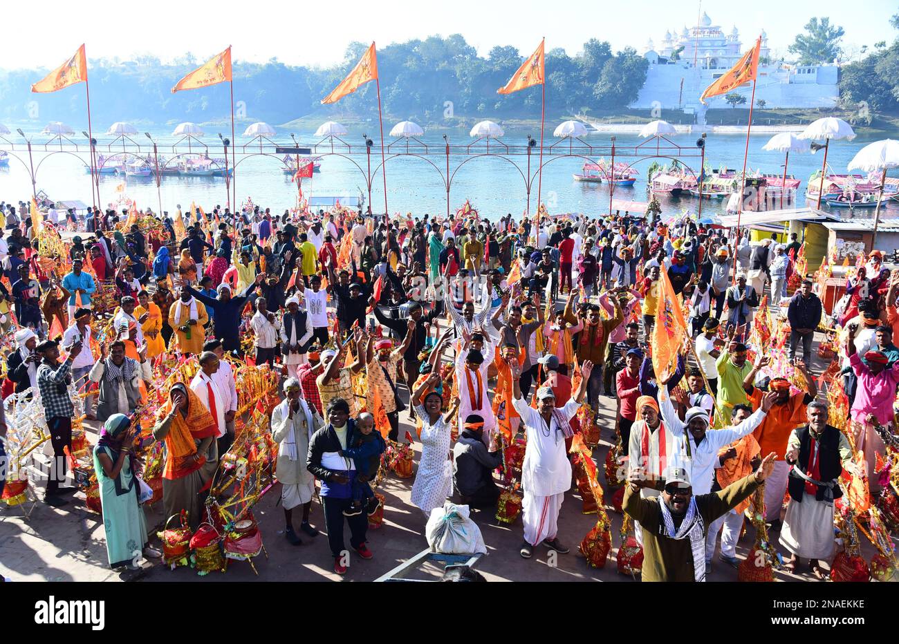 MADHYA PRADESH, INDIEN, JABALPUR, 13. FEBRUAR : Kanwariyas, Hindu-Anhänger der hinduistischen Gottheit Shiva, sammeln Wasser aus dem Fluss Narmada für ihren Spaziergang vor dem Maha Shivratri Festival in Jabalpur im Staat Madhya Pradesh am Montag, den 13. Februar 2023. Kavad Yatra ist eine Pilgerfahrt von Anhängern von Shiva Kanvarias. Sie unternahmen eine lange anstrengende Reise zu Fuß von ihren einheimischen Orten, um Wasser aus dem Narmada zu holen. Hinduistische Pilgerfahrt zum heiligen Wasser des Narmada-Flusses, Kredit: Uma Shankar MISHRA/Alamy Live News Stockfoto