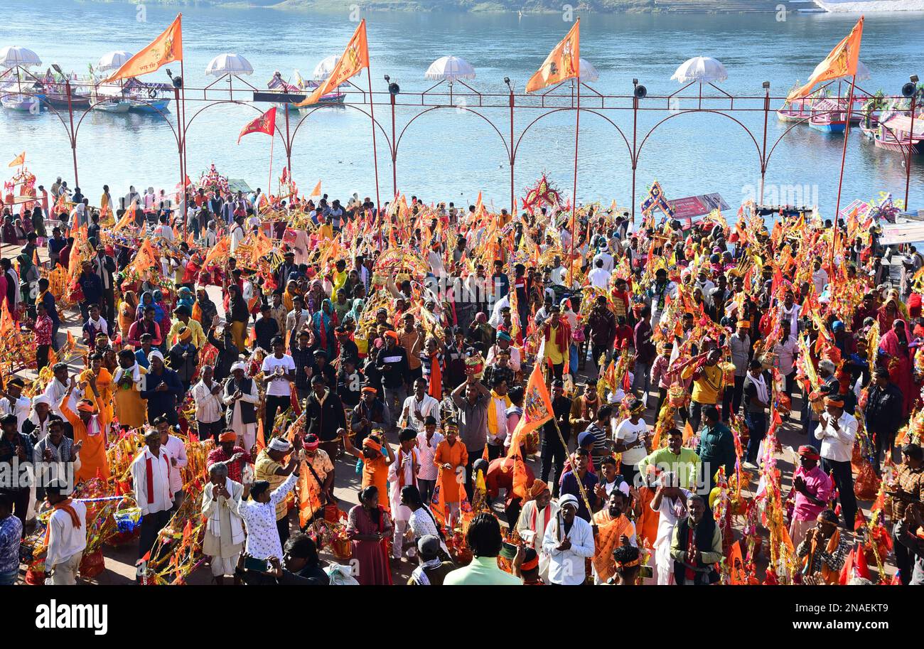 MADHYA PRADESH, INDIEN, JABALPUR, 13. FEBRUAR : Kanwariyas, Hindu-Anhänger der hinduistischen Gottheit Shiva, sammeln Wasser aus dem Fluss Narmada für ihren Spaziergang vor dem Maha Shivratri Festival in Jabalpur im Staat Madhya Pradesh am Montag, den 13. Februar 2023. Kavad Yatra ist eine Pilgerfahrt von Anhängern von Shiva Kanvarias. Sie unternahmen eine lange anstrengende Reise zu Fuß von ihren einheimischen Orten, um Wasser aus dem Narmada zu holen. Hinduistische Pilgerfahrt zum heiligen Wasser des Narmada-Flusses, Kredit: Uma Shankar MISHRA/Alamy Live News Stockfoto