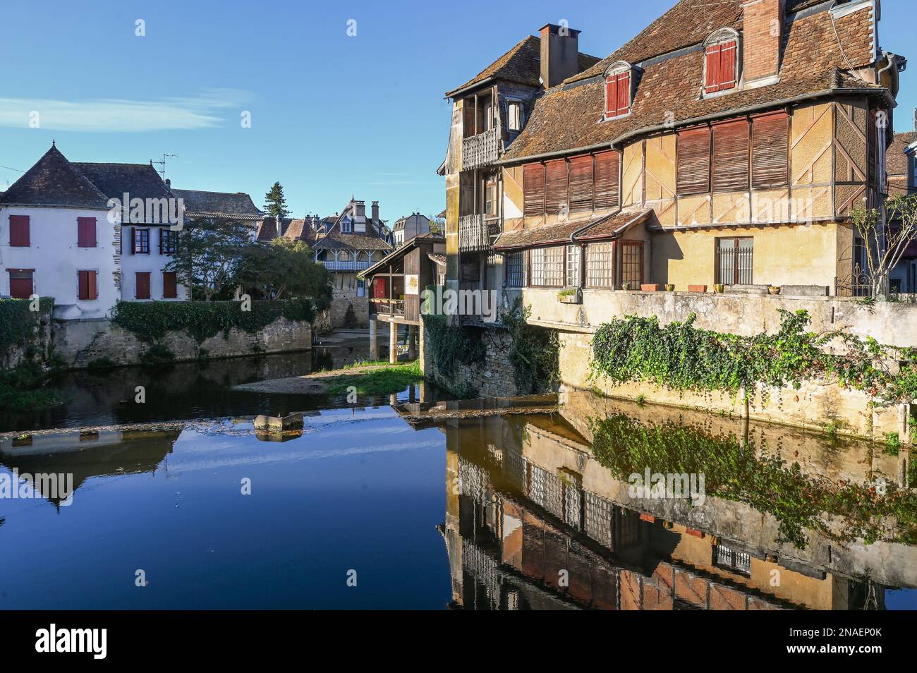 Blick von der Pont de Lalune auf den Fluss Saleys und die Altstadt von Salies-de-Béarn, Frankreich Stockfoto