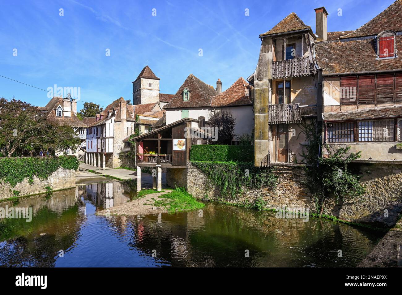 Blick von der Pont de Lalune auf den Fluss Saleys und die Altstadt von Salies-de-Béarn, Frankreich Stockfoto