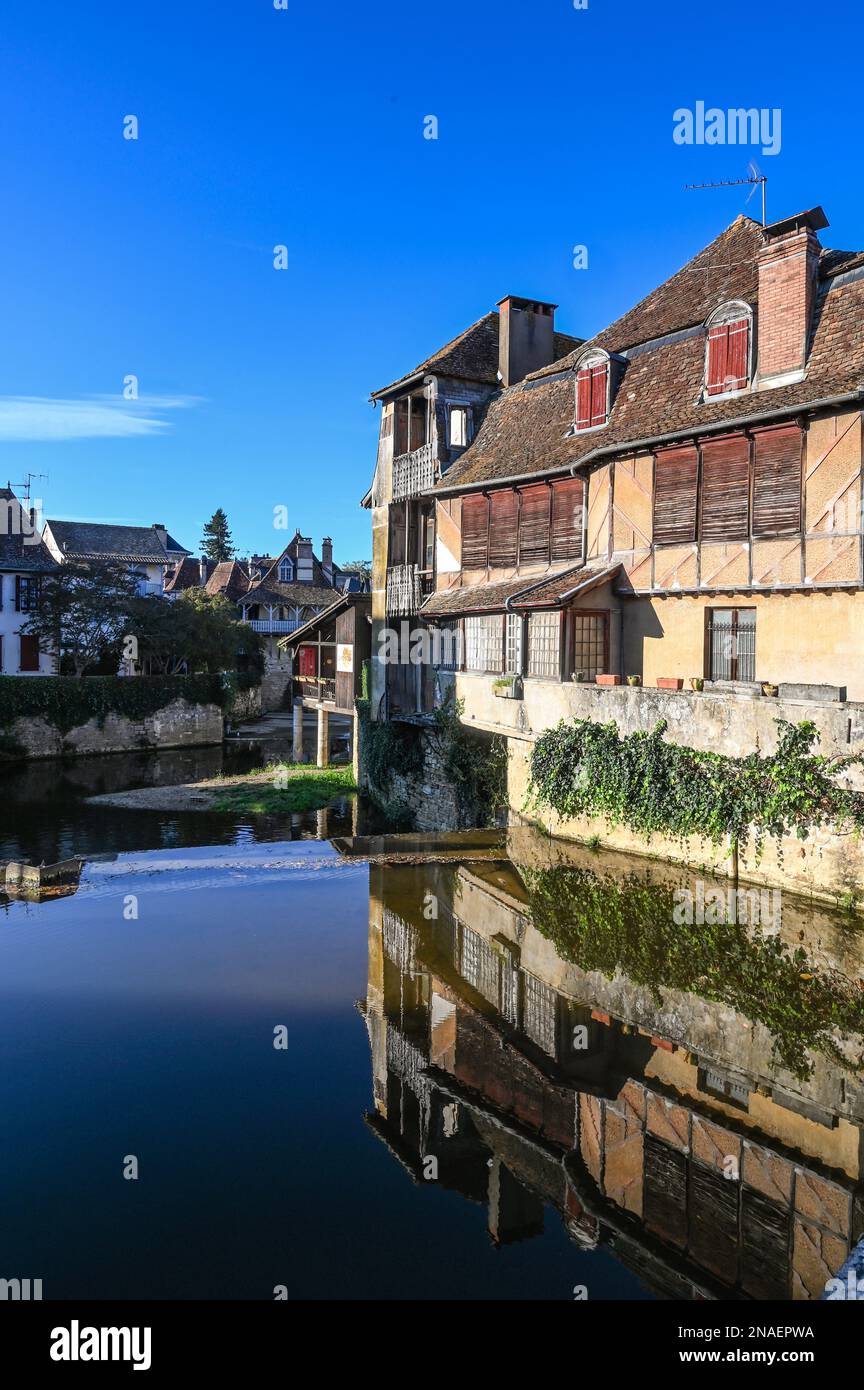 Blick von der Pont de Lalune auf den Fluss Saleys und die Altstadt von Salies-de-Béarn, Frankreich Stockfoto