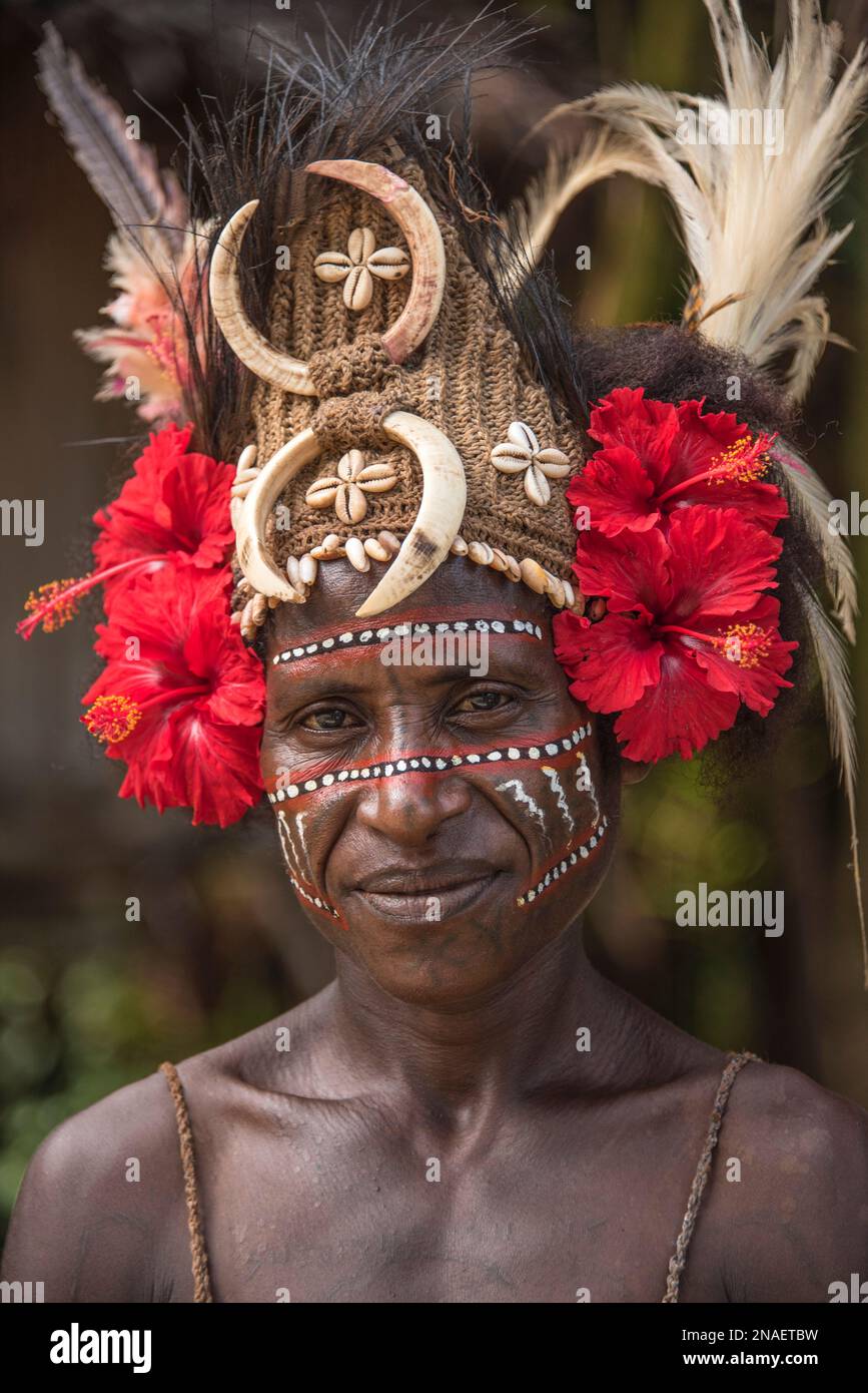 Mann in aufwändiger Kopfbedeckung am Fluss Karawari in der Sepik-Gegend von Papua-Neuguinea. Stockfoto