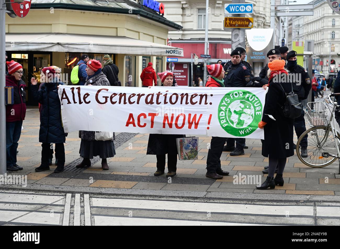 Wien, Österreich. 13. Februar 2023 Die Straßenblockade der letzten Generation in der Sezession in Wien. Das Bild zeigt Oma rechts Stockfoto