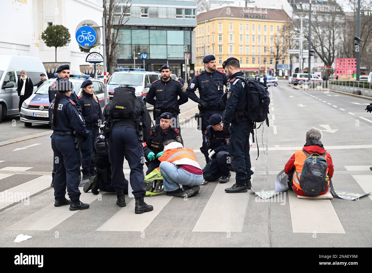 Wien, Österreich. 13. Februar 2023 Die Straßenblockade der letzten Generation in der Sezession in Wien Stockfoto