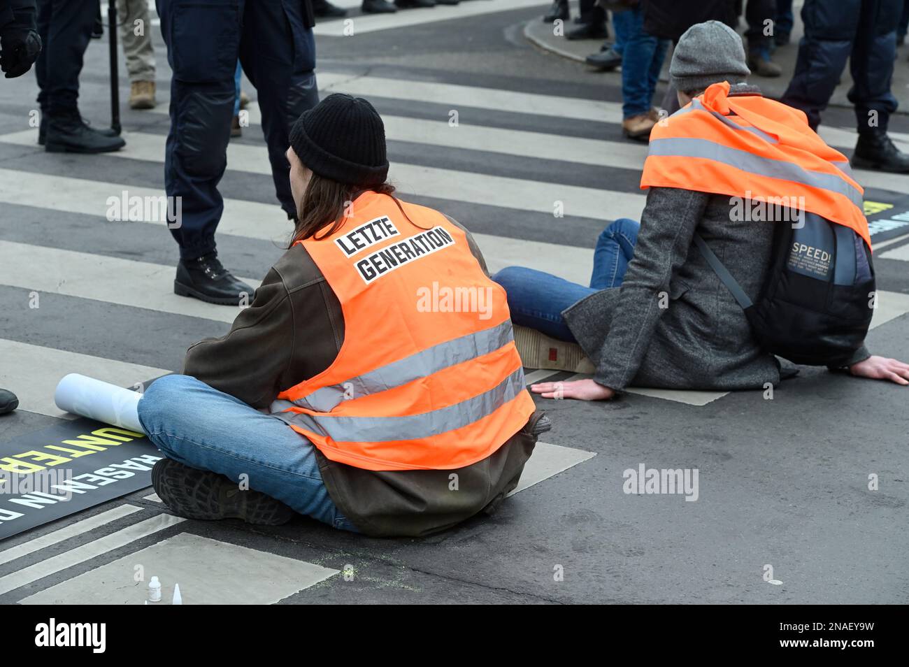 Wien, Österreich. 13. Februar 2023 Die Straßenblockade der letzten Generation in der Sezession in Wien Stockfoto