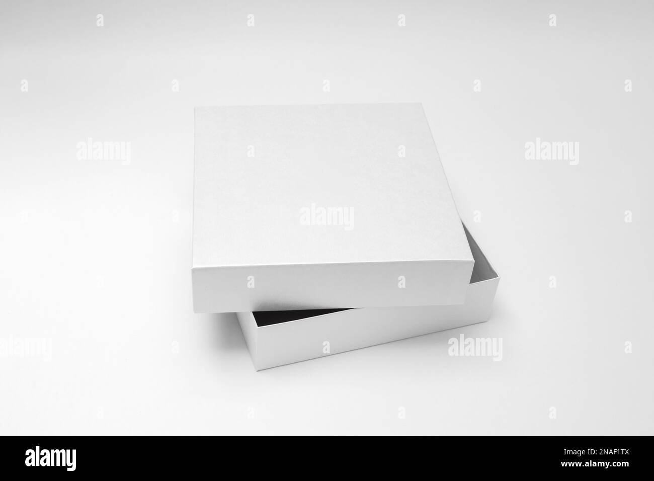 Weiße, strukturierte, geöffnete Box, Geschenkmodell auf weißem Hintergrund. Hochauflösendes Foto. Leeres weißes Modell der Produktverpackung. Behälter, Verpackung Templa Stockfoto