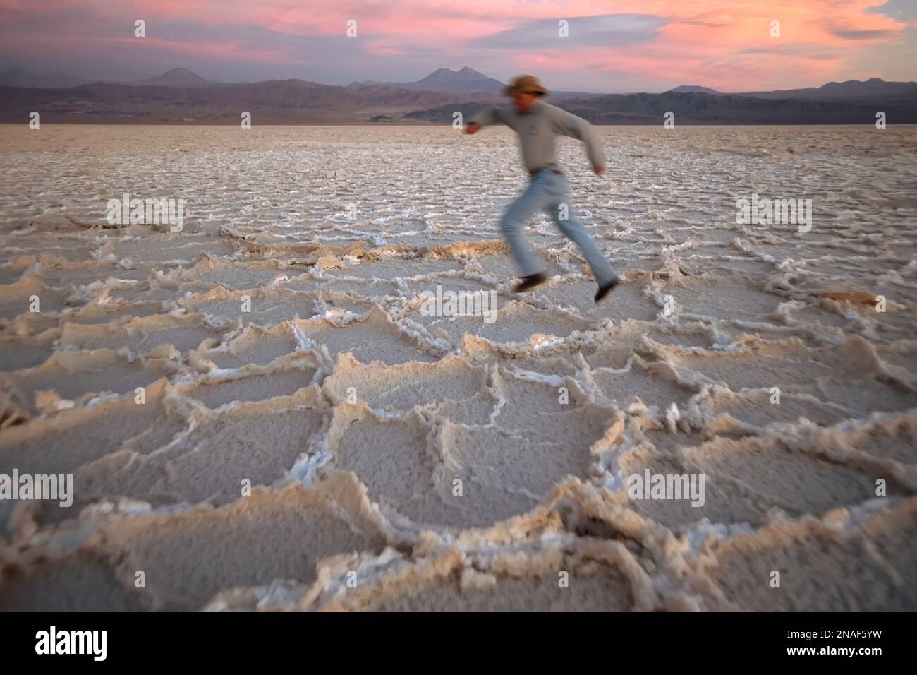 Bewegungsunschärfe eines Mannes, der über die Oberfläche des Salar de Atacama in Chile läuft; Atacama-Wüste, Chile Stockfoto