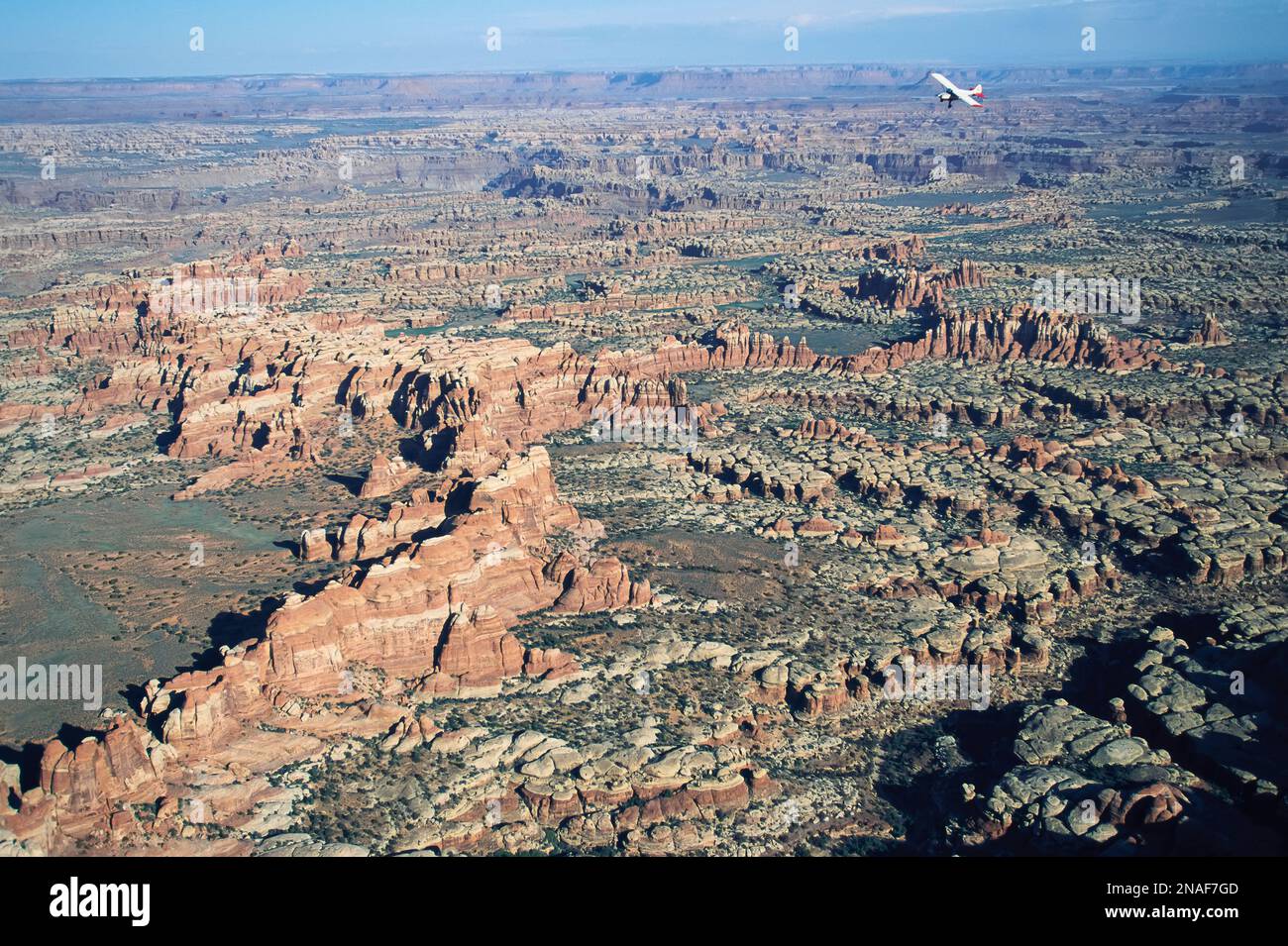 Ein kleines Flugzeug fliegt über dem Canyonlands-Nationalpark, Utah, USA Stockfoto