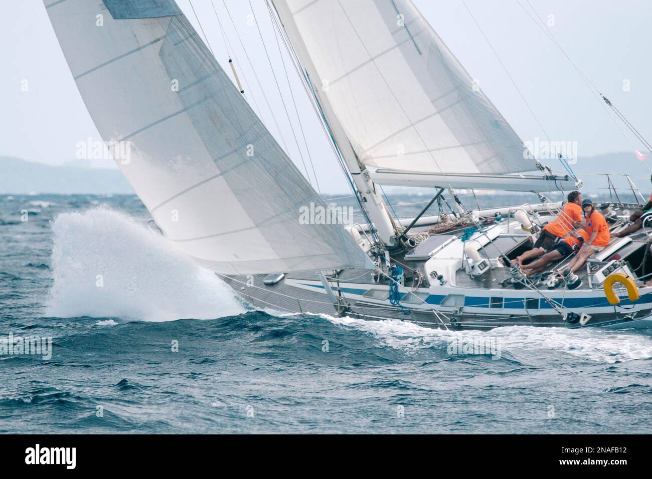 Segeln vor der Insel Grenada in der Karibik. Szene vom 2011 Mt. Gay Rum Yachtrennen, das die Insel Grenada umrundet Stockfoto