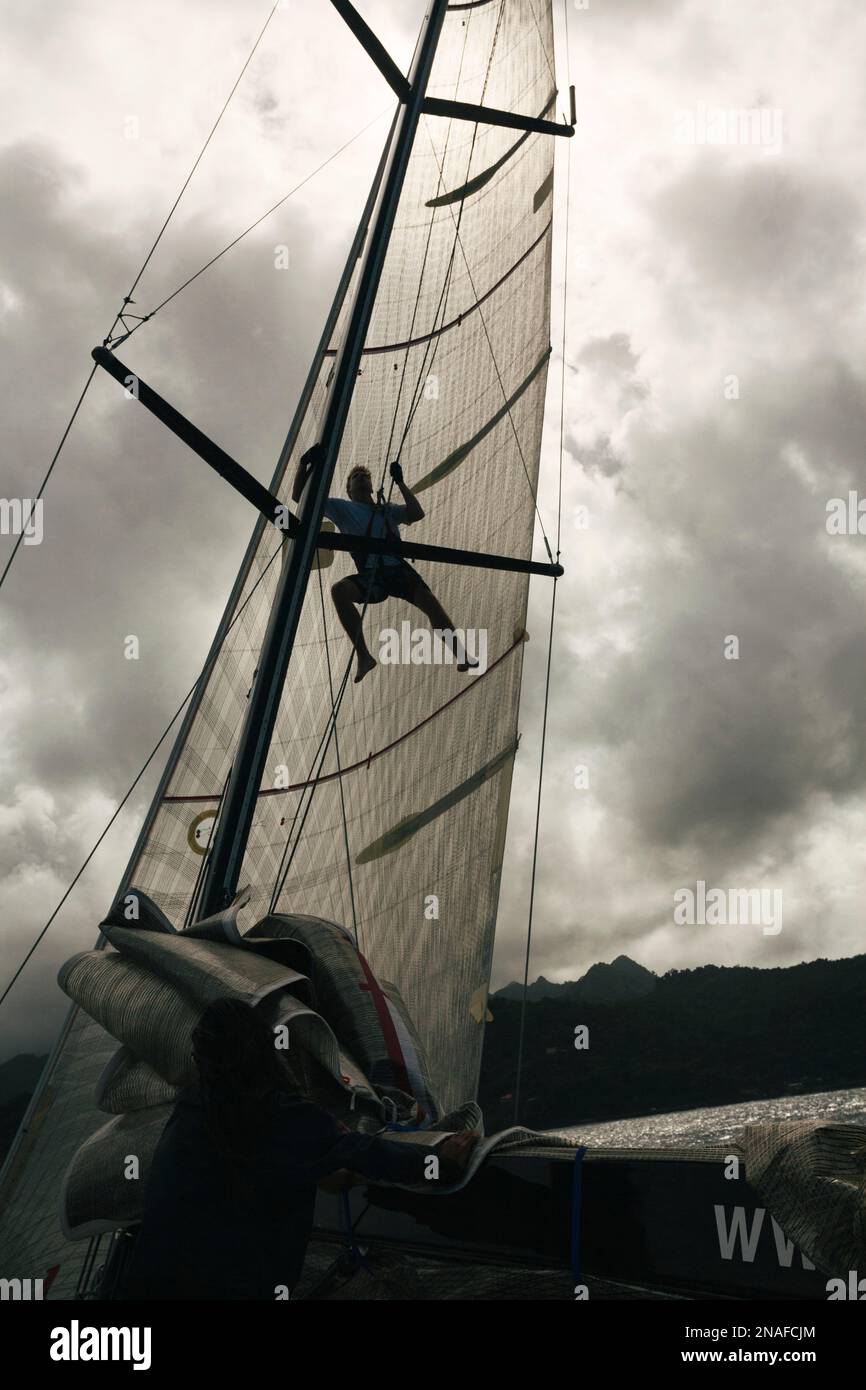 Segeln vor der Insel Grenada in der Karibik. Szene vom 2011 Mt. Gay Rum Yachtrennen, das die Insel Grenada umrundet Stockfoto