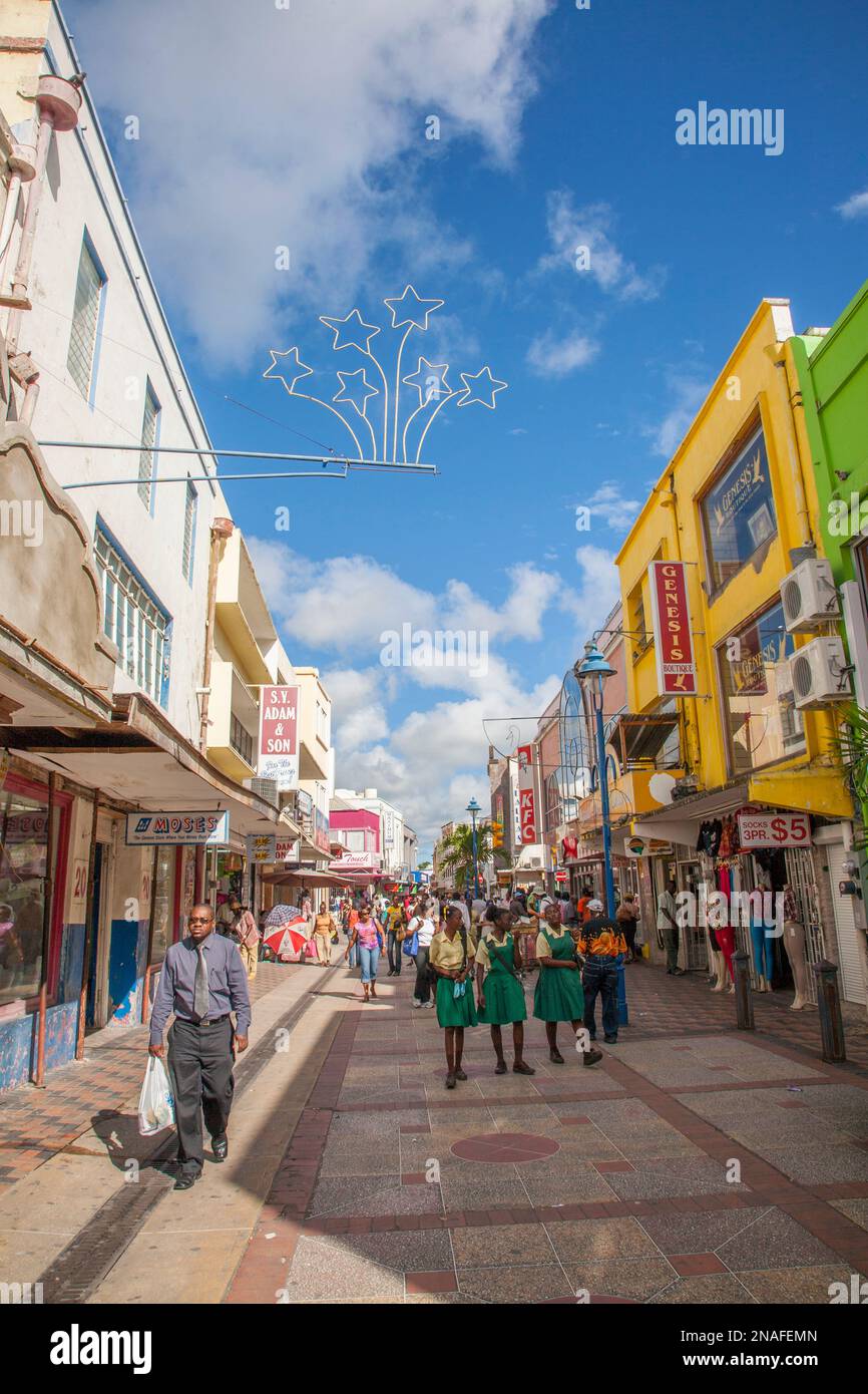 Straßenszene in einem Einkaufsviertel von Bridgetown, der Hauptstadt von Barbados; Bridgetown, Barbados, Westindien Stockfoto