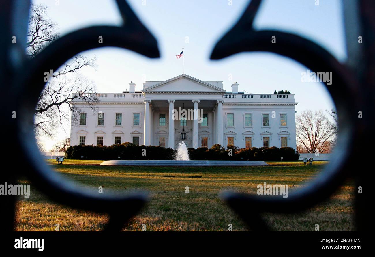 The North Lawn of the White House is seen, Wednesday, Jan. 18, 2012, in Washington. As hundreds of Occupy protesters massed outside the gates of the White House, an apparent smoke bomb was thrown over the fence Tuesday night, forcing authorities to disperse the crowds. There were no arrests in the incident, said George Ogilvie, U.S. Secret Service spokesman. (AP Photo/Haraz N. Ghanbari) Stockfoto
