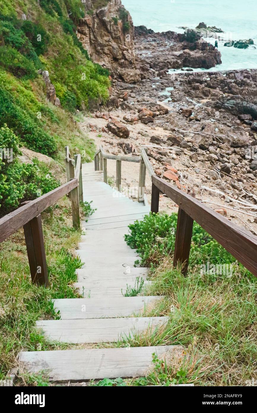 Strandtreppe, die zum Wasserrand führt. Stockfoto