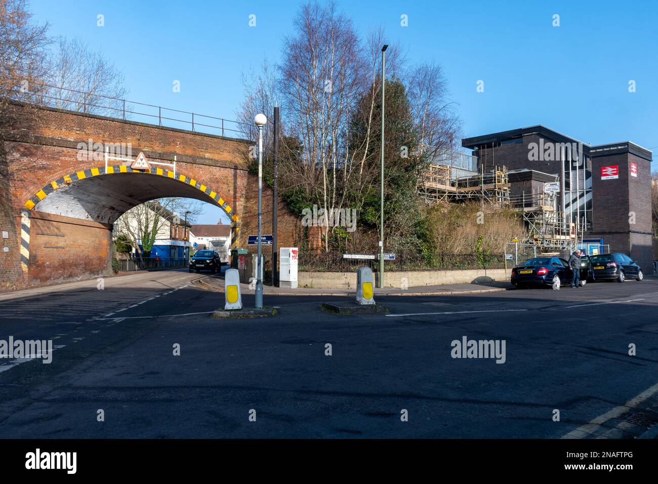 Ash Vale Station und Eisenbahnbrücke in Surrey, England, Großbritannien Stockfoto