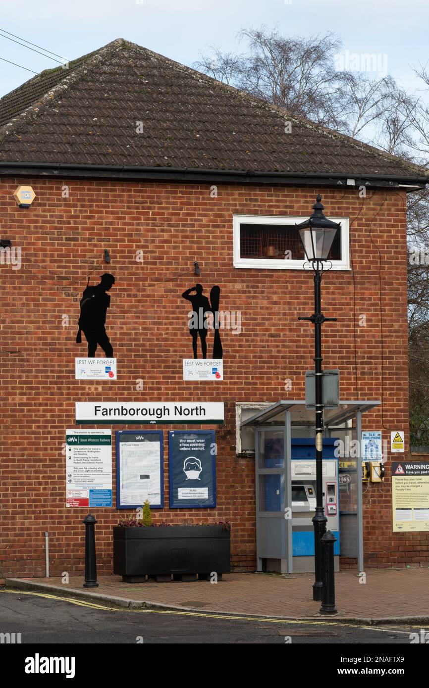Bahnhof Farnborough North und Fahrkartenautomat, Hampshire, England, Großbritannien Stockfoto