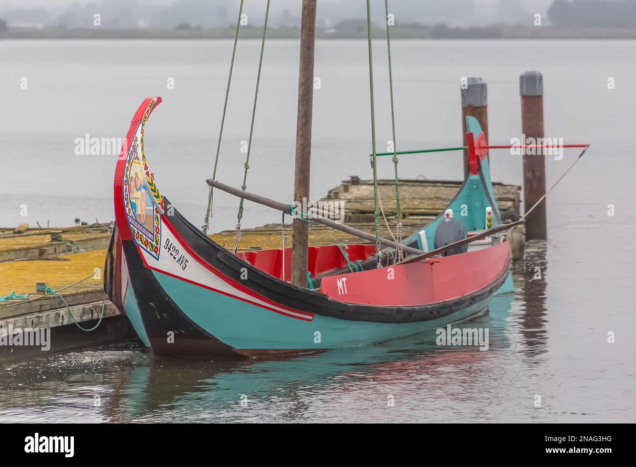 Torreira Aveiro Portugal - 08 07 2022 : Detailansicht eines Moliceiro-Bootes, eines traditionellen Bootes zum Sammeln von Seetang, Aveiro Lagune und Ufern auf der Rückseite Stockfoto