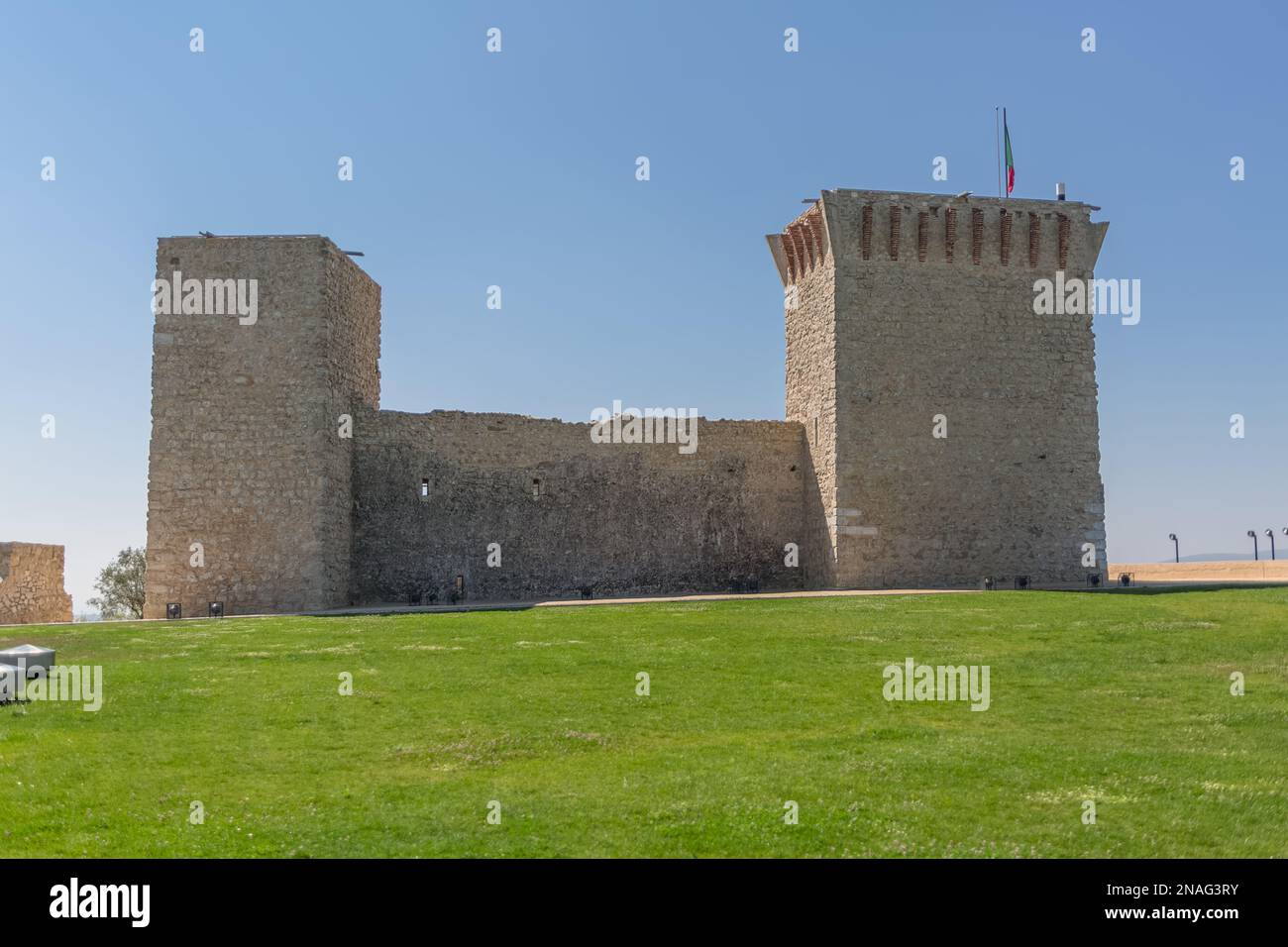 Ourém Santarém Portugal - 08 09 2022 Uhr: Herrlicher Panoramablick auf das Innere der mittelalterlichen Burg Ourém, Ruinenpalast und Festung, die sich auf dem Schlepptau befinden Stockfoto