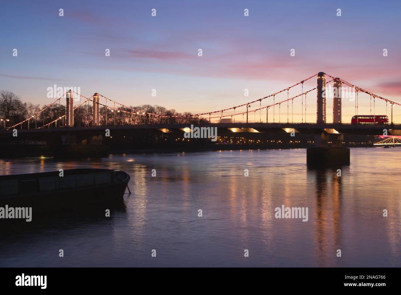 Großbritannien, London - Chelsea Bridge Stockfoto