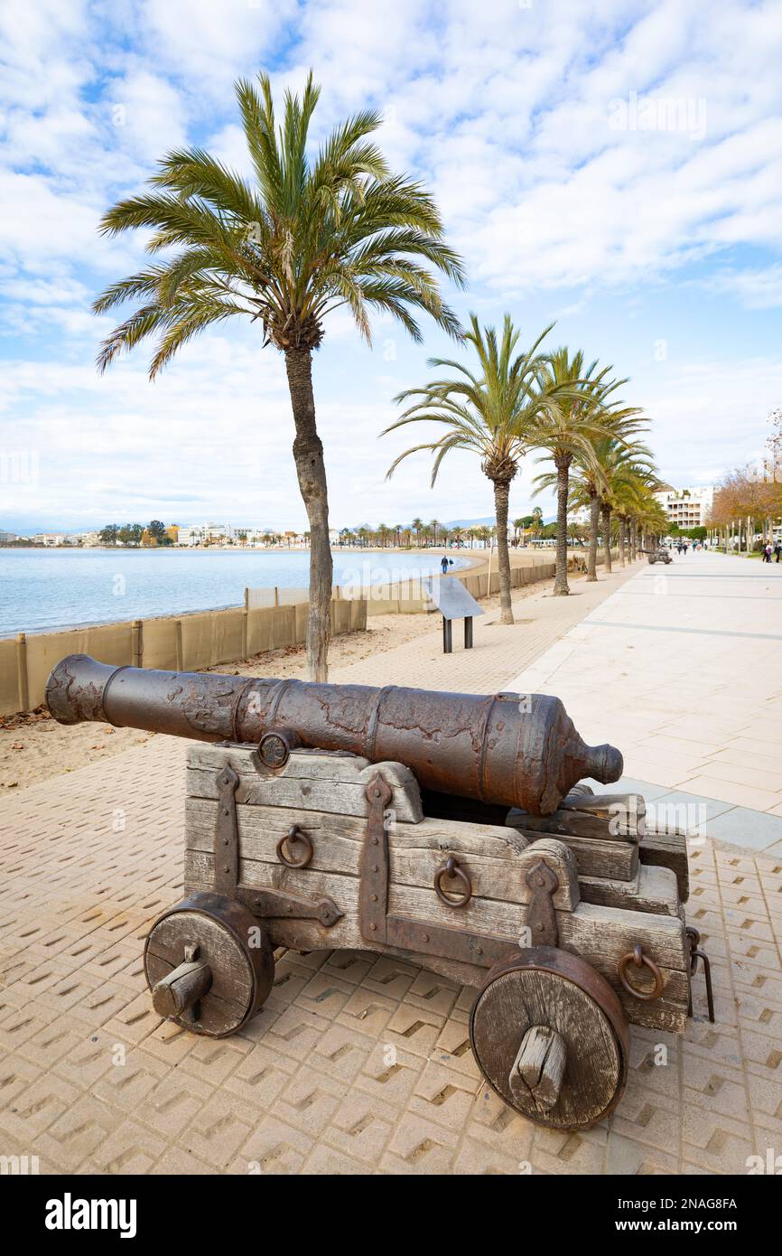 Alte Kanonenkanone am Passeig Marítim de Roses (Rosenpromenade). Alt Empordà, Girona, Katalonien, Spanien, Europa. Stockfoto