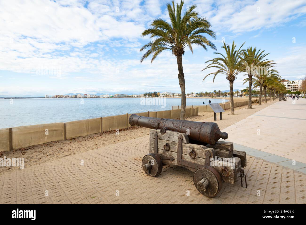 Alte Kanonenkanone am Passeig Marítim de Roses (Rosenpromenade). Alt Empordà, Girona, Katalonien, Spanien, Europa. Stockfoto