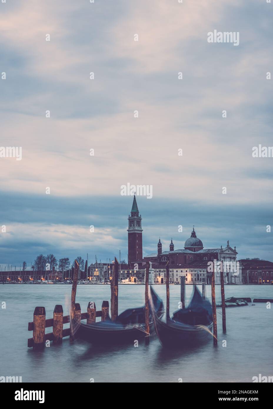 Die Gondelstation am Markusplatz in Venedig bei Sonnenaufgang. Stockfoto