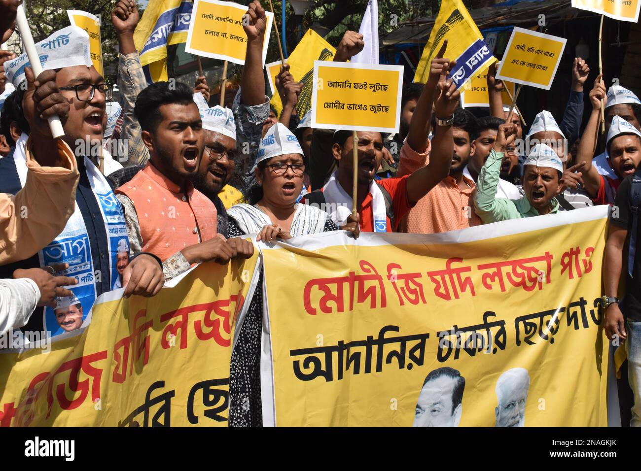 Kalkutta, Indien. 13. Februar 2023. Aktivisten der AAM Admi Party (AAP) nahmen an einer Demonstration Teil, in der gefordert wurde, einen gemischten parlamentarischen Ausschuss oder eine vom Obersten Gerichtshof überwachte Untersuchung zur Untersuchung des mutmaßlichen Betrugs der Adani Group einzurichten. (Foto von Sayantan Chakraborty/Pacific Press) Kredit: Pacific Press Media Production Corp./Alamy Live News Stockfoto