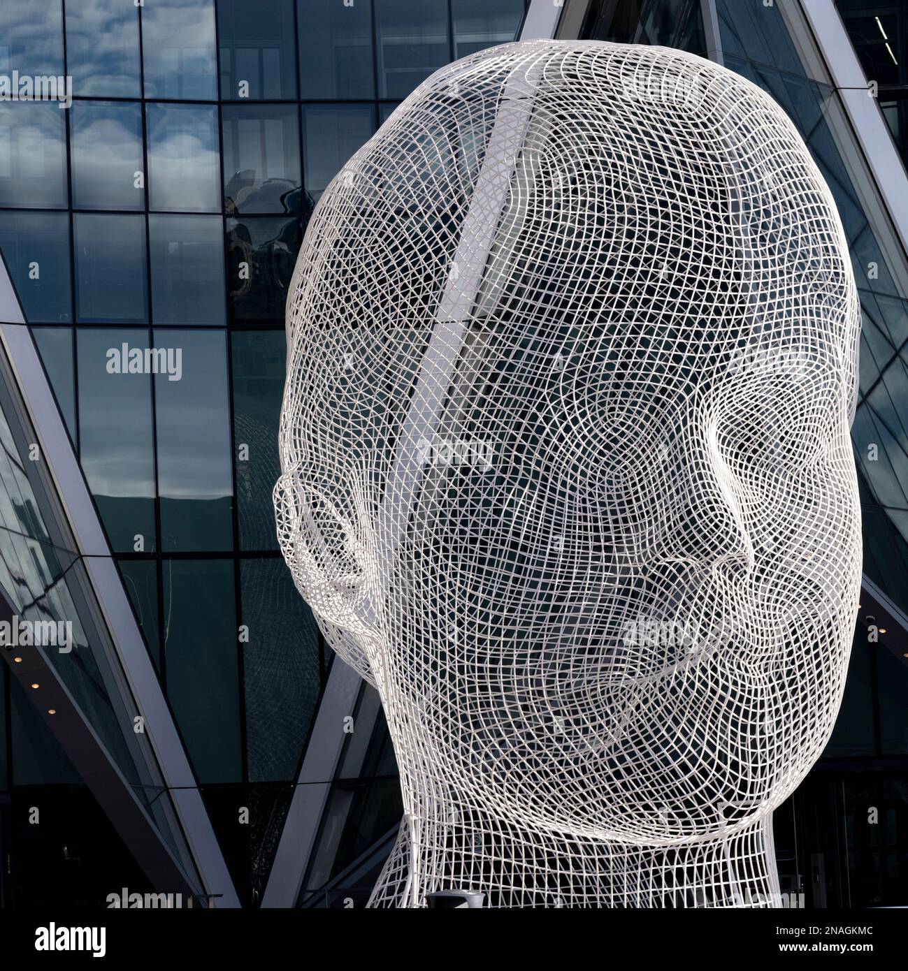 „Wonderland“-Skulptur, Mädchenkopf aus gebogenem Draht vor einem Wahrzeichen in Calgary; Calgary, Alberta, Kanada Stockfoto