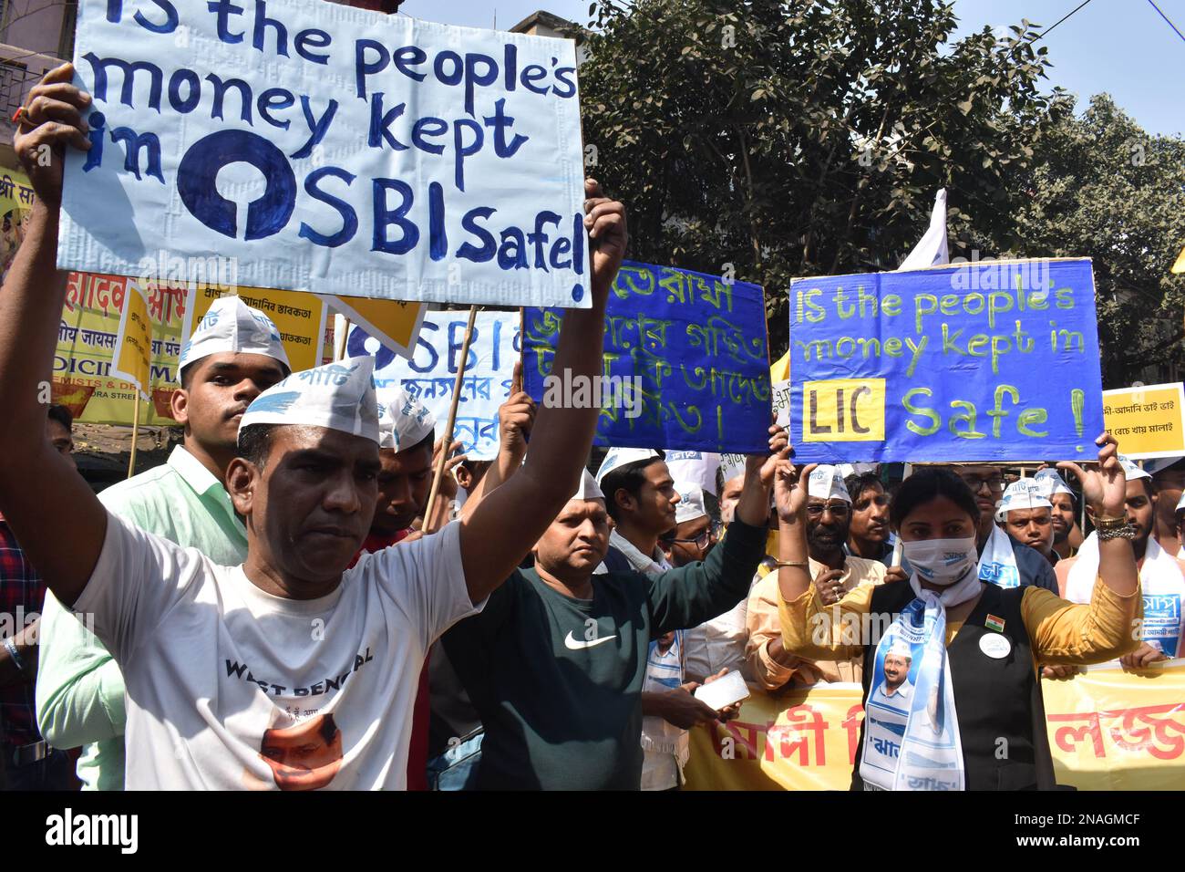 Kalkutta, Indien. 13. Februar 2023. Aktivisten der AAM Admi Party (AAP) nahmen an einer Demonstration Teil, in der gefordert wurde, einen gemischten parlamentarischen Ausschuss oder eine vom Obersten Gerichtshof überwachte Untersuchung zur Untersuchung des mutmaßlichen Betrugs der Adani Group einzurichten. (Foto von Sayantan Chakraborty/Pacific Press) Kredit: Pacific Press Media Production Corp./Alamy Live News Stockfoto