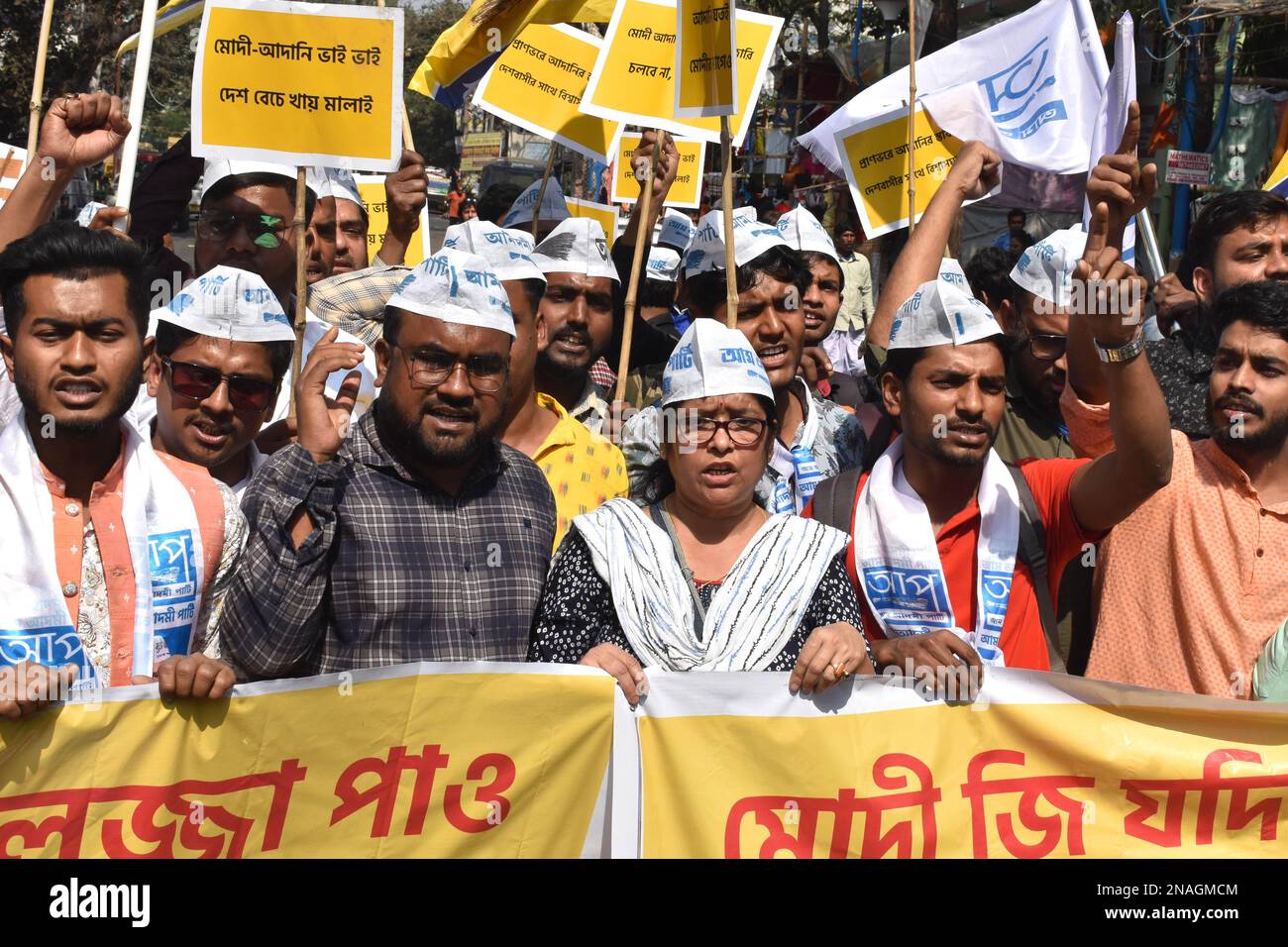 Kalkutta, Indien. 13. Februar 2023. Aktivisten der AAM Admi Party (AAP) nahmen an einer Demonstration Teil, in der gefordert wurde, einen gemischten parlamentarischen Ausschuss oder eine vom Obersten Gerichtshof überwachte Untersuchung zur Untersuchung des mutmaßlichen Betrugs der Adani Group einzurichten. (Foto von Sayantan Chakraborty/Pacific Press) Kredit: Pacific Press Media Production Corp./Alamy Live News Stockfoto