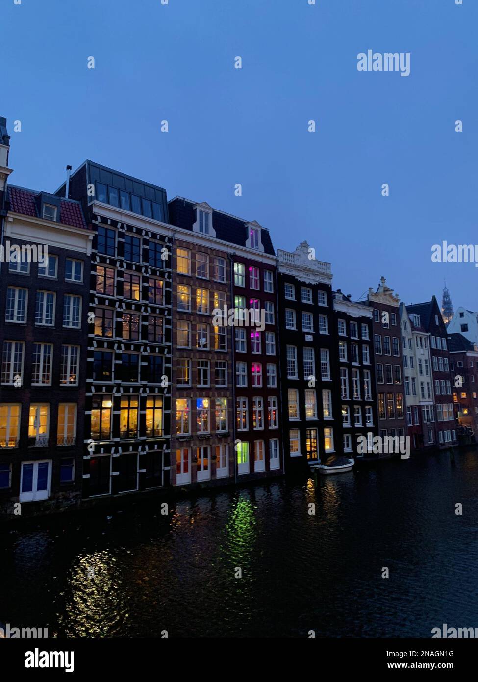 Damrak Kanalhäuser bei Nacht - Amsterdam, Holland, Niederlande Stockfoto