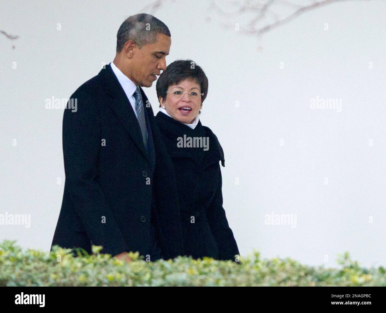 President Barack Obama walks with White House Senior Adviser Valerie Jarrett along the Colonnade as they leave the White House in Washington, Wednesday, Jan. 11, 2012. (AP Photo/Manuel Balce Ceneta) Stockfoto