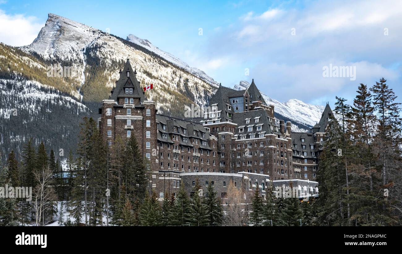 Legendäres Hotel im Banff National Park im Herzen von Banff mit Blick auf die Gipfel des Mount Rundle; Banff, Alberta, Kanada Stockfoto