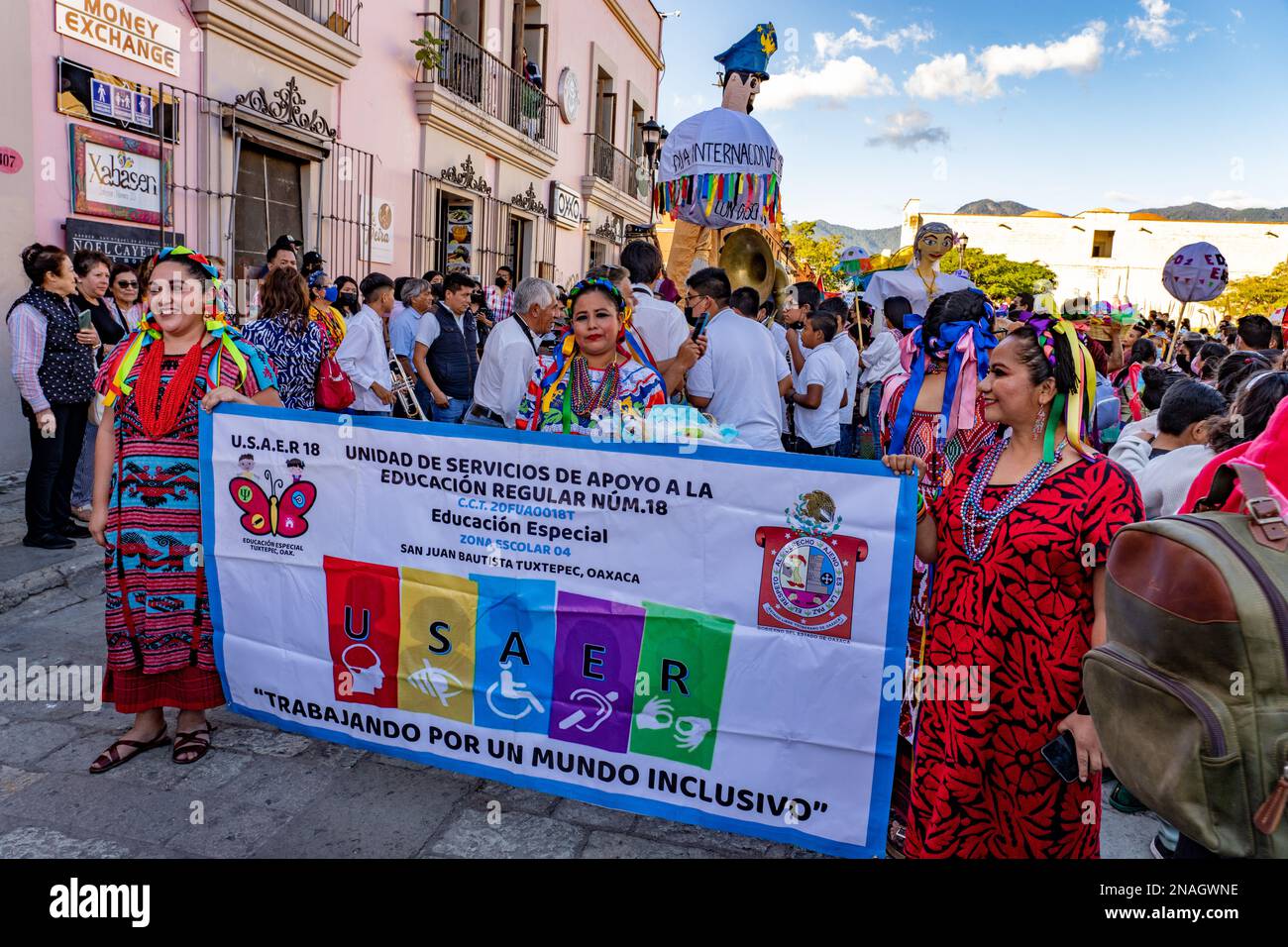 Die Teilnehmer marschieren zu einer Parade, um den Internationalen Tag der Menschen mit Behinderungen in Oaxaca, Mexiko, zu feiern. Stockfoto