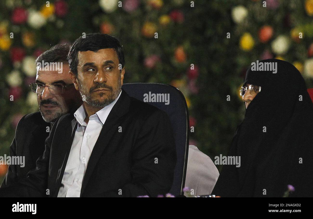 Iran's President Mahmoud Ahmadinejad, center left, attends the swearing-in ceremony for Nicaragua's President Daniel Ortega in Managua, Nicaragua, Tuesday Jan. 10, 2012. Ortega starts his third term as president of Nicaragua on Tuesday. Ahmadinejad sits in between his wife Azam al-Sadat Farahi, and Akbar Esmaeil Pour, left, Iran's ambassador to Nicaragua. (AP Photo/Esteban Felix) Stockfoto