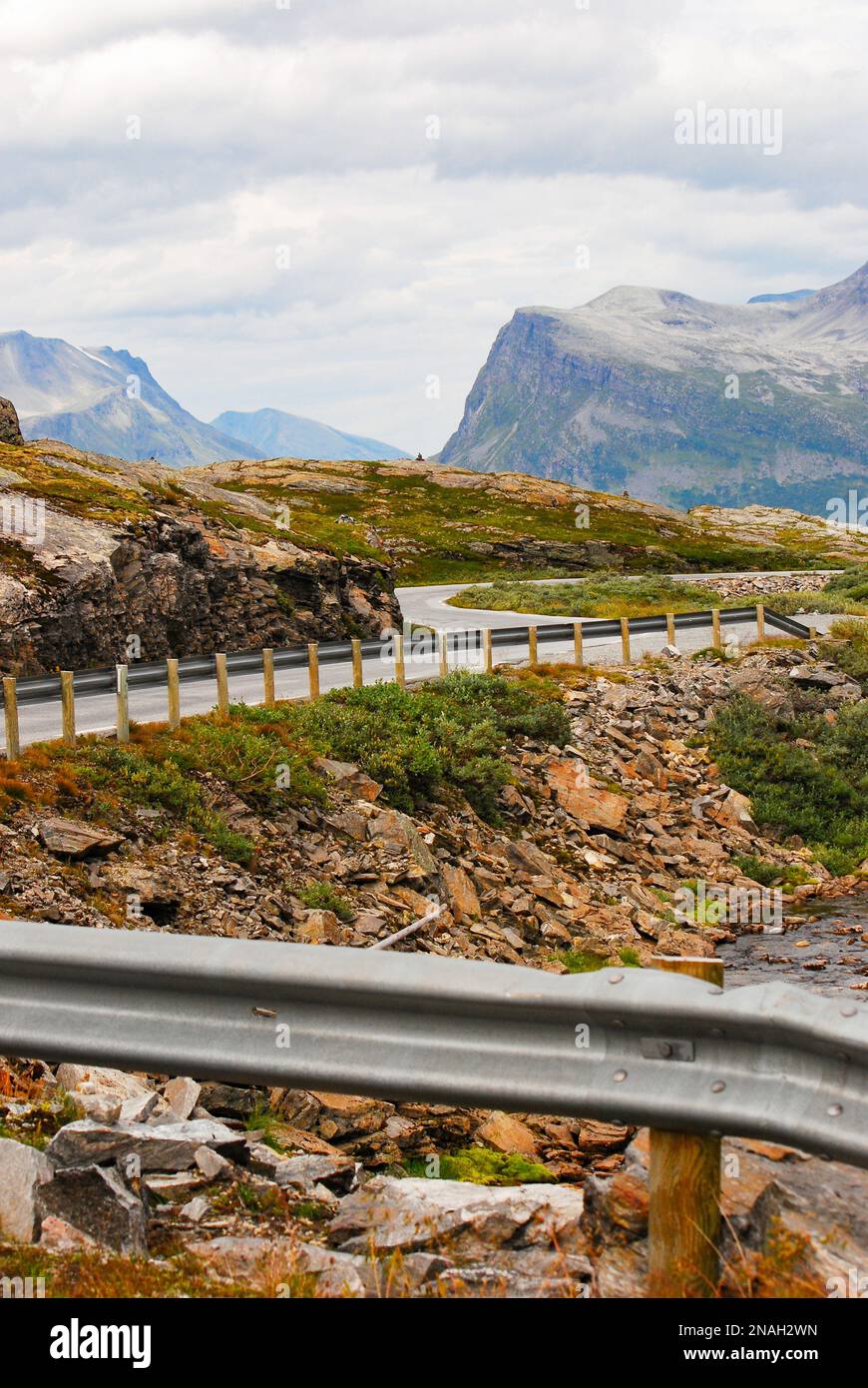 Trollpfad (Weg). Die Trollstigen-Gebirgsroute ist eine beliebte Touristenstraße. Die Landschaft der norwegischen Berge rundherum. Norwegen, Skandinavien. Stockfoto