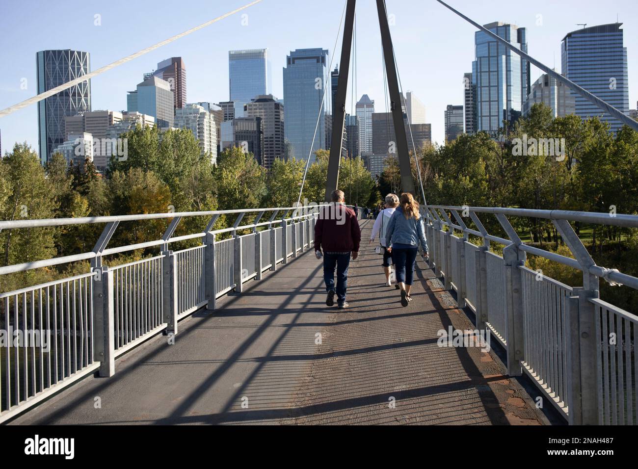 Fußgänger auf der neuen Sandy Beach Bridge, die die alte Brücke bei der Überschwemmung von 2013 ersetzt; Calgary, Alberta, Kanada Stockfoto