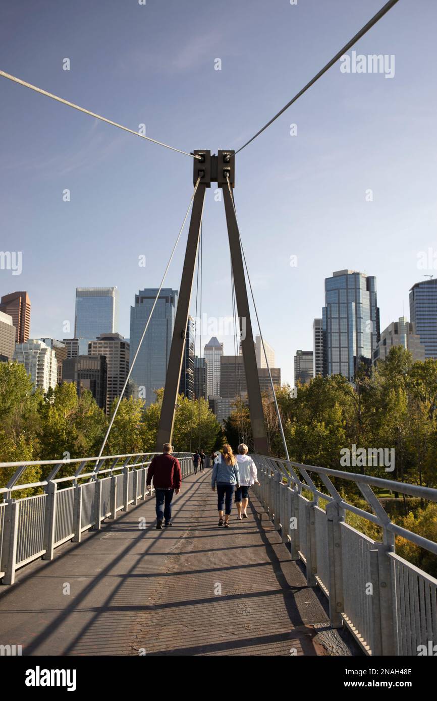 Fußgänger auf der neuen Sandy Beach Bridge, die die alte Brücke bei der Überschwemmung von 2013 ersetzt; Calgary, Alberta, Kanada Stockfoto
