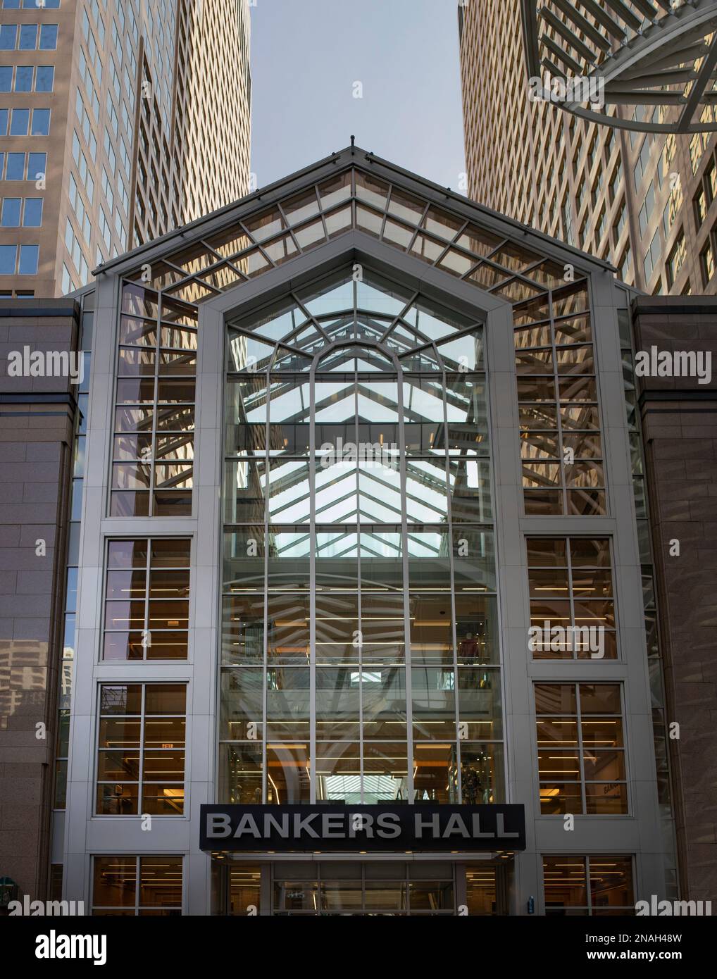 Architektonische Details aus Metall und Glas an einem Gebäudeeingang; Calgary, Alberta, Kanada Stockfoto